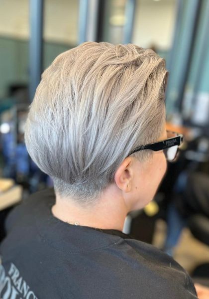 coupe de cheveux femme 60 ans avec lunettes (17)