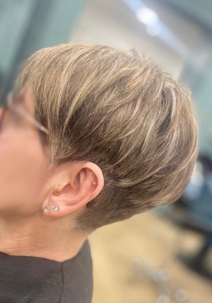 coupe de cheveux femme 60 ans avec lunettes (19)