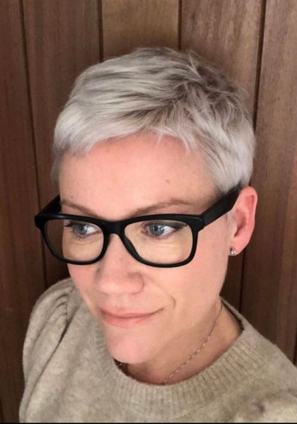 coupe de cheveux femme 60 ans avec lunettes (21)