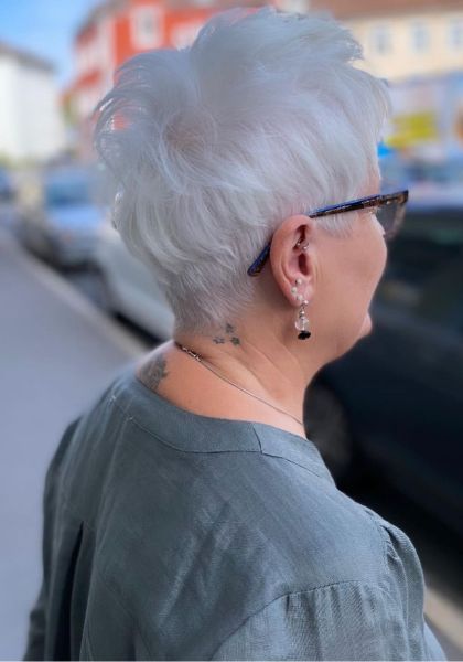 coupe de cheveux femme 60 ans avec lunettes (29)