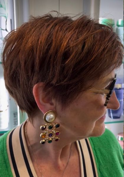 coupe de cheveux femme 60 ans avec lunettes