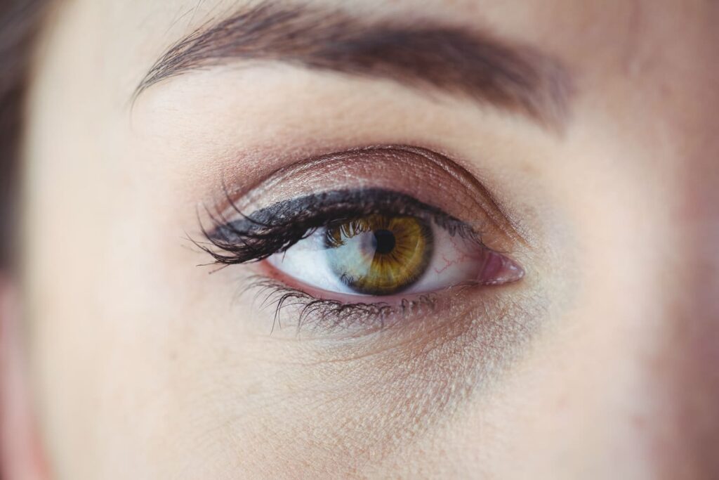 yeux marron verts