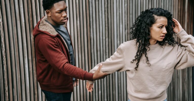 ignorer un homme balance pour l'attirer