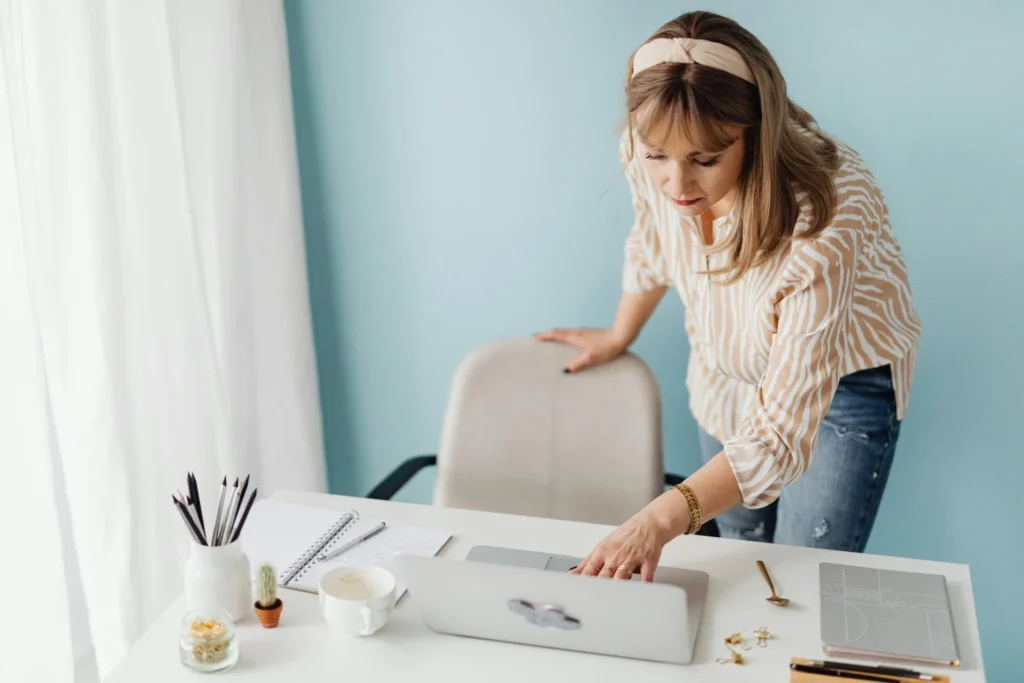femme qui travaille dans son bureau